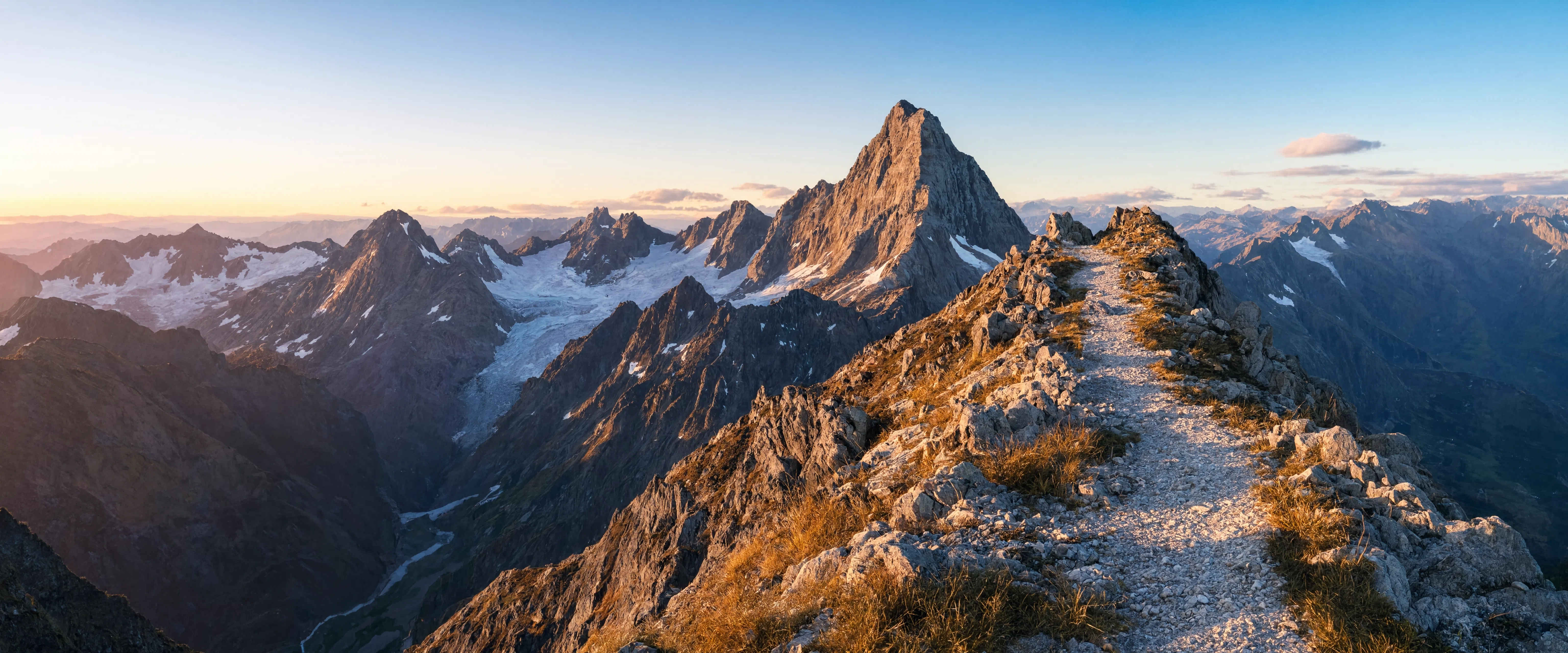 Luxuriöses Bergpanorama mit Wanderweg und Alpensee in den Bayerischen Alpen